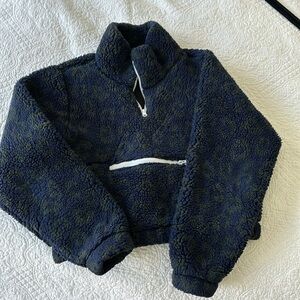 Cropped Aqua brand navy and olive camo fleece zip up. Size XS